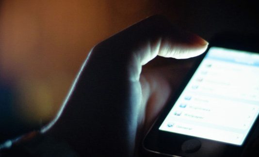 Hackean aplicación para espiar teléfonos exponiendo información privada de víctimas y usuarios.