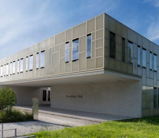 IDMT habilita sala para escuchar tecnología SpatialSound Wave