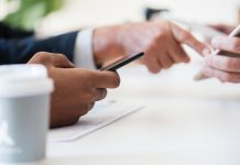 Mercado global de teléfonos inteligentes se concentra en Apple y Samsung en medio de un ajuste de suministros