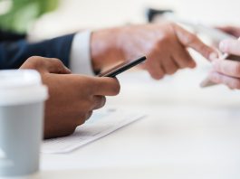 Mercado global de teléfonos inteligentes se concentra en Apple y Samsung en medio de un ajuste de suministros