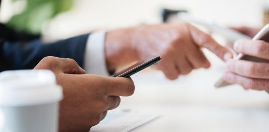 Mercado global de teléfonos inteligentes se concentra en Apple y Samsung en medio de un ajuste de suministros