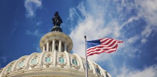 El presidente de Estados Unidos firma Ley de CHIPS y Ciencia