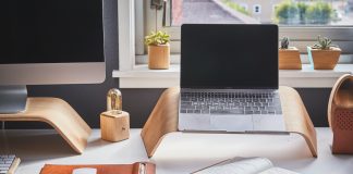 Kaspersky: Uno de cada 10 empleados disfruta trabajar sin ropa