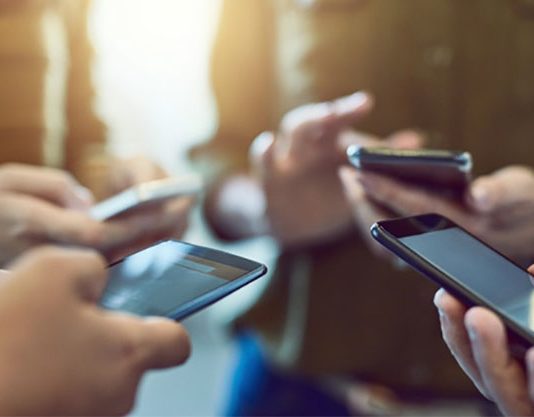 El mercado de smartphones crece 2% en 2025, pero la crisis de memorias amenaza el 2026