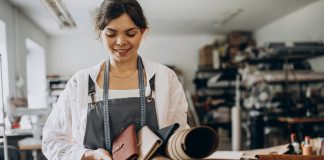 La industria 4.0 atrae a trabajadores cuya vida entera está en su dispositivo móvil