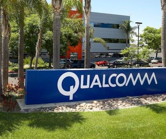 Pérdida de ingresos y débiles previsiones hacen caer acciones de Qualcomm