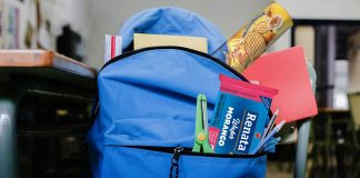 Renata acompaña en el regreso a clases