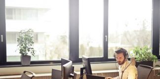 La luz azul emitida por las pantallas puede acelerar el envejecimiento