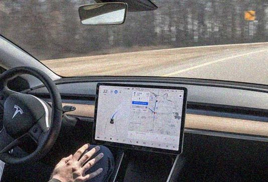 Tesla, obligada a ‘retirar’ 360.000 vehículos por un fallo de software que podría provocar accidentes