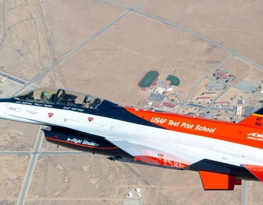 La Fuerza Aérea de Estados Unidos utilizó IA para pilotar un caza durante 17 horas