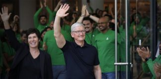 Tim Cook inauguró la segunda tienda Apple en la India rodeado de una gran multitud de compradores
