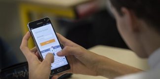 Finlandia prohíbe los móviles en las aulas para mejorar los resultados de los exámenes