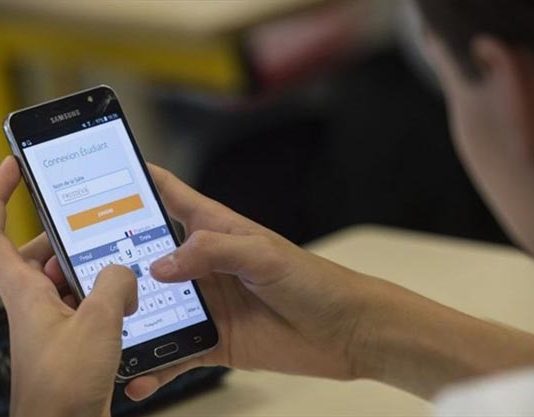 Finlandia prohíbe los móviles en las aulas para mejorar los resultados de los exámenes