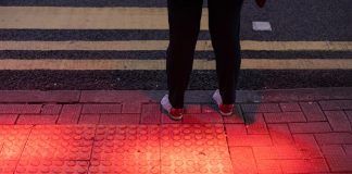 Llega un semáforo antipeatones para teléfonos inteligentes