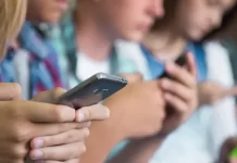 Character.ai bloquea el acceso a menores de 18 años tras polémica sobre el impacto en adolescentes
