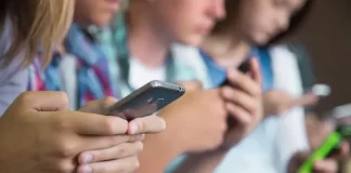Italia restringe celulares en aulas: Apuesta por tabletas y digitalización educativa