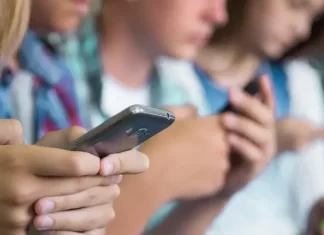 Médicos británicos comparan el peligro de las redes sociales para menores con el tabaquismo