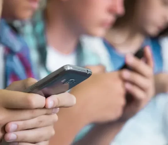 Médicos británicos comparan el peligro de las redes sociales para menores con el tabaquismo