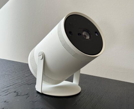 Samsung presenta el proyector portátil The Freestyle+ con IA