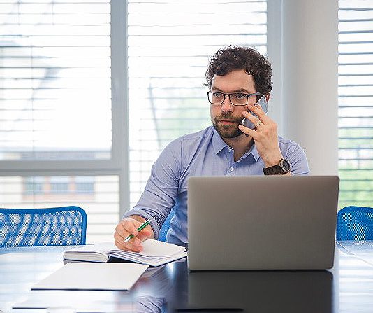 Cómo reconocer llamadas falsas con IA: una amenaza creciente para las empresas