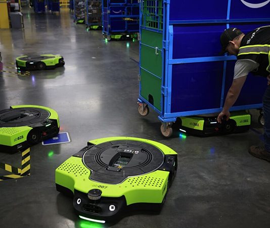Amazon presenta nueva generación de Proteus, el robot autónomo capaz de interactuar con los empleados
