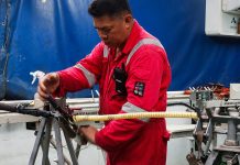 Equipos especializados a bordo del Wave Sentinel avanzan en la recuperación del cable submarino de Cirion en el país