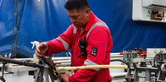 Equipos especializados a bordo del Wave Sentinel avanzan en la recuperación del cable submarino de Cirion en el país