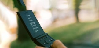 Light presenta Light Flip, un teléfono de almeja diseñado contra la distracción digital