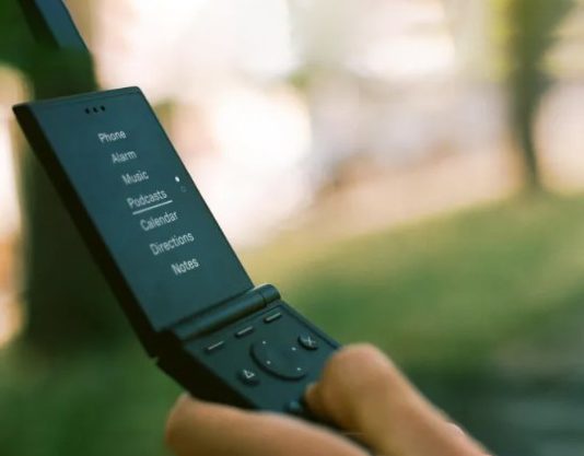 Light presenta Light Flip, un teléfono de almeja diseñado contra la distracción digital