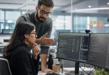 AWS Forward Deployed Engineering: ingenieros y agentes trabajando dentro de la infraestructura del cliente